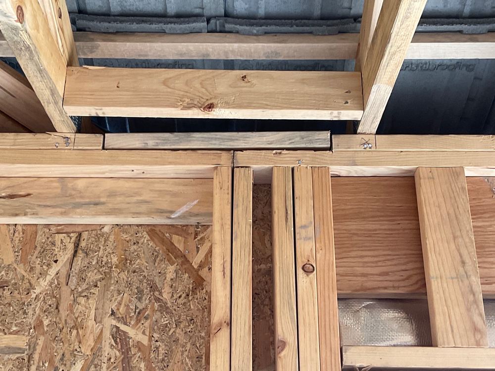 Loadbearing top plate broken at a joint right under the truss load, found during a frame inspection in Sunbury
